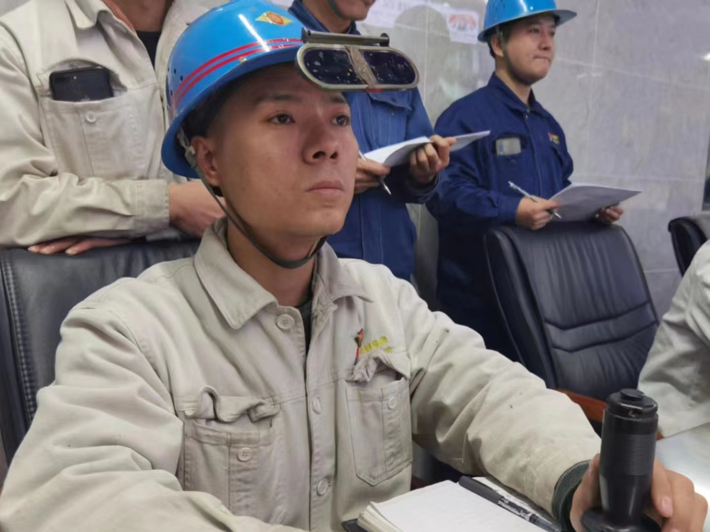 被爐火鋼花照亮的奮斗人生 ——記陜鋼集團2021-2022年度“青年崗位建功能手”陳磊 被爐火鋼花照亮的奮斗人生 ——記陜鋼集團2021-2022年度“青年崗位建功能手”陳磊